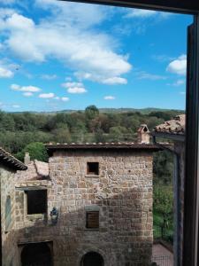 uma vista a partir de uma janela de um edifício de pedra em Abbracci Home Barbarano em Barbarano Romano