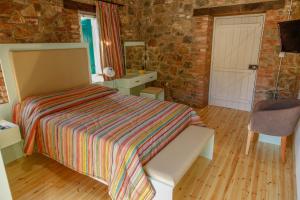 Un pat sau paturi într-o cameră la Farmakas Living