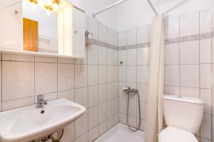 StournaraíïkaにあるZampakas Hotel Panoramaの洗面台とトイレを備えた白いバスルーム +127枚の写真