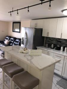 A kitchen or kitchenette at C'DaView Apartment Suite
