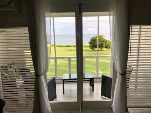 d'un balcon avec une table et une vue sur l'océan. dans l'établissement C'DaView Apartment Suite, à Montego Bay