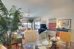 - un salon avec des chaises et une salle à manger dans l'établissement Shipwatch Unit E603, à Pensacola