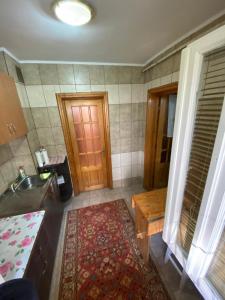 Baño pequeño con lavabo y lavabo en Apartament Slanic Moldova, en Slănic-Moldova