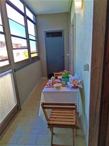 ein Esszimmer mit einem Tisch, Stühlen und Fenstern in der Unterkunft CasaSylvia in Cassano delle Murge