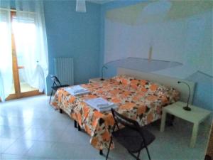 カッサーノ・デッレ・ムルジェにあるCasaSylviaのベッドルーム1室(ベッド1台、テーブル、椅子付)