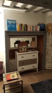 een kamer met een dressoir en een plank met boeken bij Bienvenue chez Greg in Honfleur