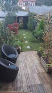a garden with a wooden floor and some plants at Bienvenue chez Greg à Honfleur in Honfleur +3 photos
