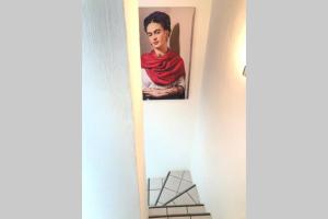 La casa de Glo في غواذالاخارا: لوحة لامرأة معلقة على الجدار