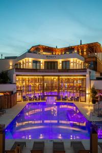 un hotel con piscina frente a un edificio en Ortner's Resort, en Bad Füssing