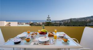 einen Tisch mit einem Frühstück mit Obst und Saft in der Unterkunft Casa di Halepa in Chania