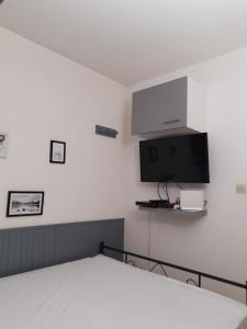 リュス・サン・ソヴァールにあるimperatrice eugenieのベッドルーム(ベッド1台、薄型テレビ付)