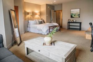 ソノマにあるSeven Branches Venue and Innのベッドとテーブルが備わるホテルルームです。