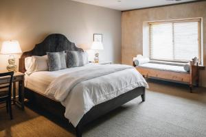 Ένα ή περισσότερα κρεβάτια σε δωμάτιο στο Seven Branches Venue and Inn