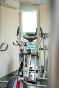 a gym with two treadmills and a treadmill at Hotel Vista Inn Premium in Tuxtla Gutiérrez