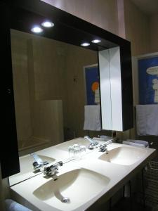 bagno con lavandino e grande specchio di B&B Middelheim ad Anversa