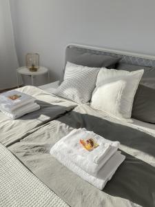 Una cama con dos toallas encima. en Gemütliche Ferienwohnung für bis zu 6 Personen im Stadtzentrum, en Bremerhaven