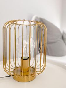 a gold cage with a candle inside of it at Gemütliche Ferienwohnung für bis zu 6 Personen im Stadtzentrum in Bremerhaven