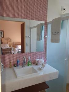 a bathroom with a sink and a mirror at Fazenda Santa Clementina in Araras