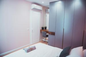 een kleine slaapkamer met een bed en een bureau bij TAM Serviced Apartments City Center No2 in Tirana
