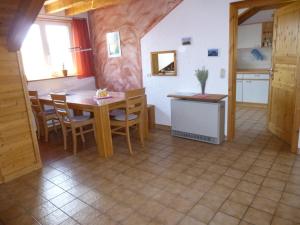 BergatreuteにあるFerienwohnung Sonnenbergのテーブルと椅子のあるキッチンとダイニングルーム +6枚の写真