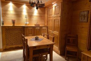 - une salle à manger avec une table et des chaises en bois dans l'établissement Appartement 5 pers. idéalement situé à Tignes le Lac, à Tignes