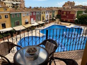 Utsikt mot bassenget på Valencia, ideally located 3bed-2bath apart.Few mints walk from beach,pool,shop. eller i nærheten