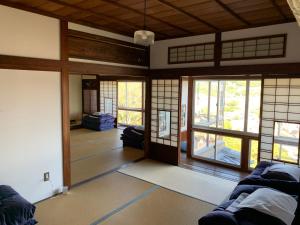a room with a room with doors and windows at Onomichi Guest House Miharashi-tei in Onomichi