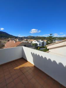 einen Balkon mit Stadtblick in der Unterkunft CASA CLIMATIZADA VACACIONAL in Villalonga