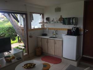 Küche/Küchenzeile in der Unterkunft Suite Independente Por do Sol Ferradura