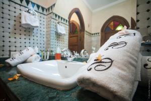 Koupelna v ubytování Riad Bab Tilila