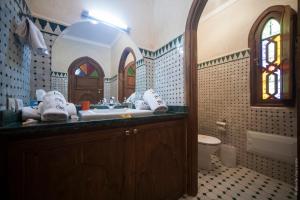 Koupelna v ubytování Riad Bab Tilila