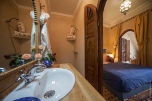 Postel nebo postele na pokoji v ubytování Riad Bab Tilila
