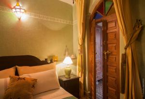 Postel nebo postele na pokoji v ubytování Riad Bab Tilila