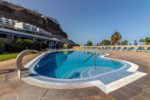 ein Schwimmbad in der Mitte eines Resorts in der Unterkunft Amadores Beach Apartments in Mogán