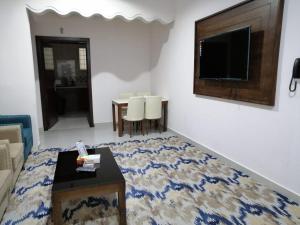 Ένα ή περισσότερα κρεβάτια σε δωμάτιο στο افضل واحد للوحدات السكنية المخدومة - بست ون