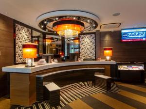 a lobby with a bar in a hotel at APA Hotel Niigata in Niigata