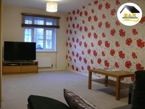 Televiisor ja/või meelelahutuskeskus majutusasutuses B and R Serviced Accommodation Amesbury, 3 Bedroom House with Free Parking, Super Fast Wi-Fi 145Mbs and 4K smart TV, Archer House