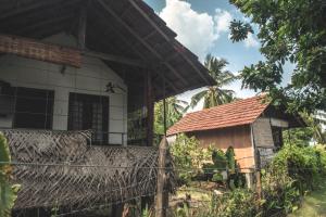 una casa con una valla delante de ella en Lake Cabin en Polonnaruwa