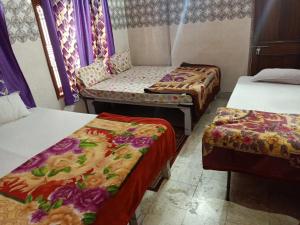 Postel nebo postele na pokoji v ubytování Kashi Annapurna Guest House