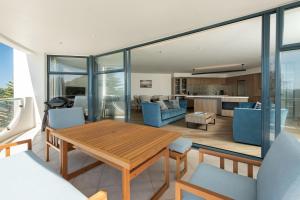 Χώρος καθιστικού στο Oceanside Haven Resort with Luxury Sea Views