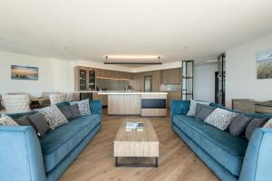 Χώρος καθιστικού στο Oceanside Haven Resort with Luxury Sea Views
