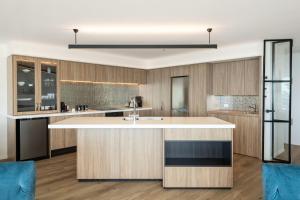 Η κουζίνα ή μικρή κουζίνα στο Oceanside Haven Resort with Luxury Sea Views