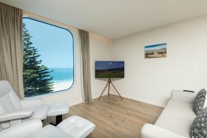 Μια τηλεόραση ή/και κέντρο ψυχαγωγίας στο Oceanside Haven Resort with Luxury Sea Views