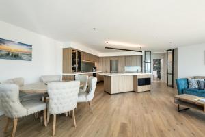 Χώρος καθιστικού στο Oceanside Haven Resort with Luxury Sea Views