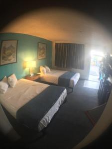 Postel nebo postele na pokoji v ubytování Desert Hills Motel