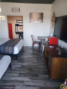 Postel nebo postele na pokoji v ubytování Desert Hills Motel