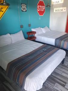 Postel nebo postele na pokoji v ubytování Desert Hills Motel