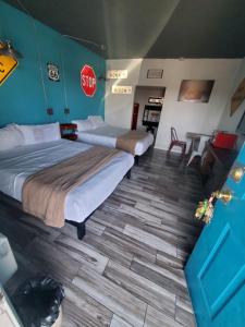 Postel nebo postele na pokoji v ubytování Desert Hills Motel