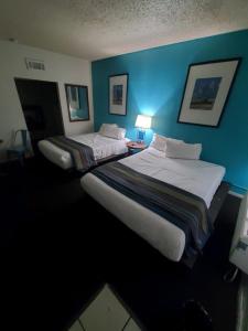Postel nebo postele na pokoji v ubytování Desert Hills Motel