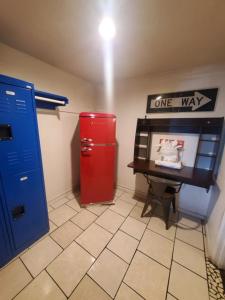 Kuchyň nebo kuchyňský kout v ubytování Desert Hills Motel
